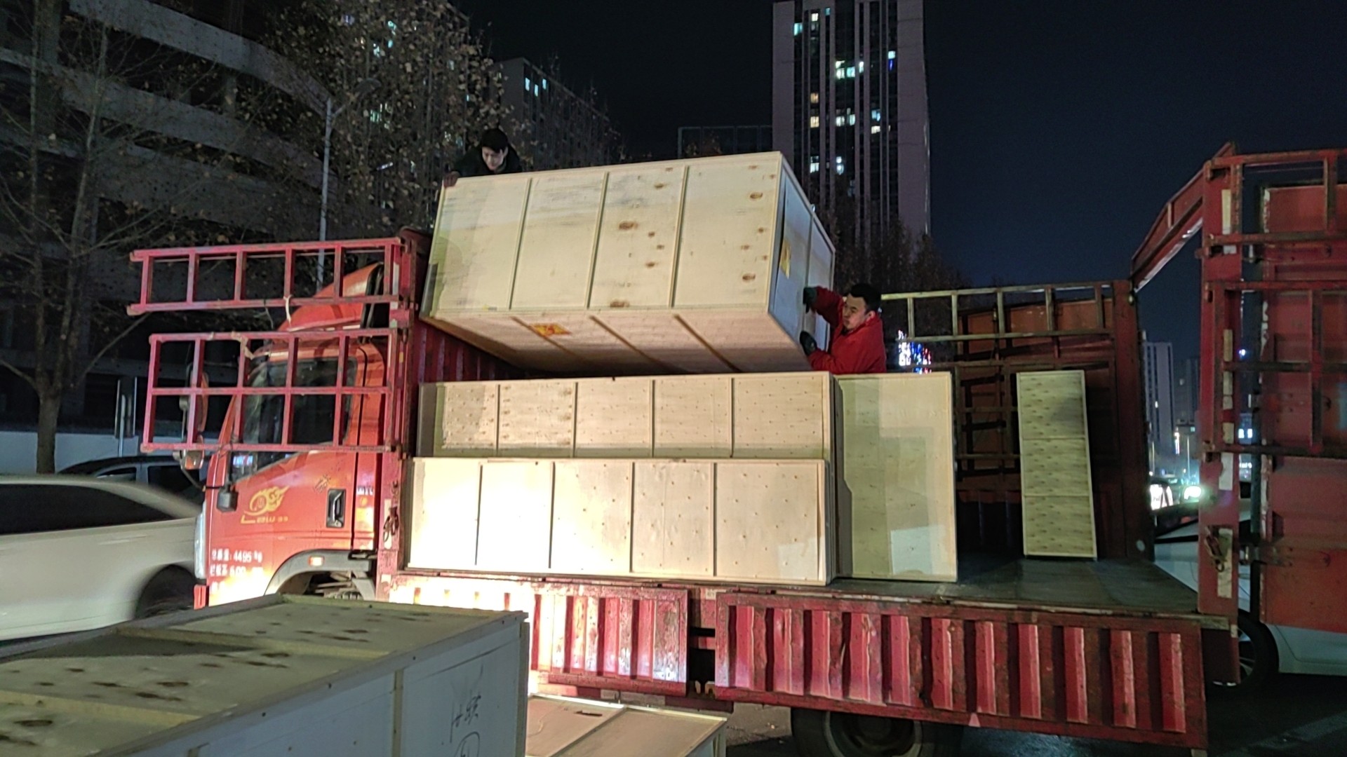 郑州搬运装卸工 城市运转中的无名力量，河南宏贝搬家服务为您保驾护航